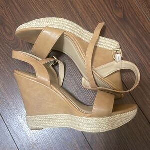 me Too Wedge Heels Tan Size 7.5